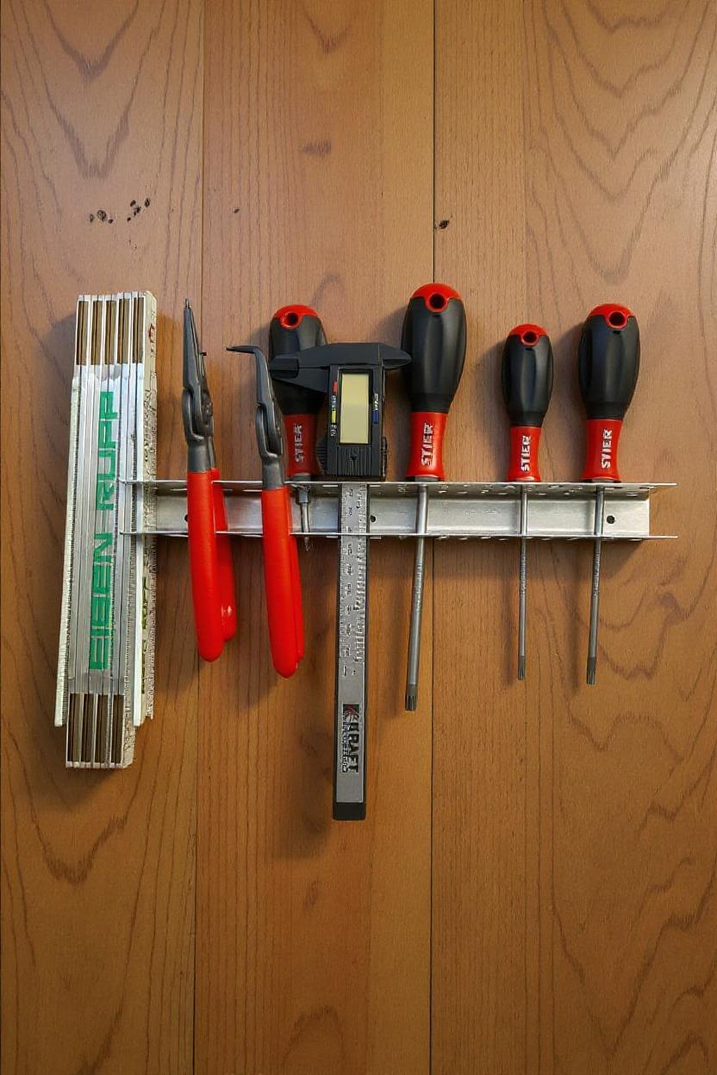 Werkzeughalterung an der Wand aus Edelstahl – Ordnung für Garage, Keller und Werkstatt.