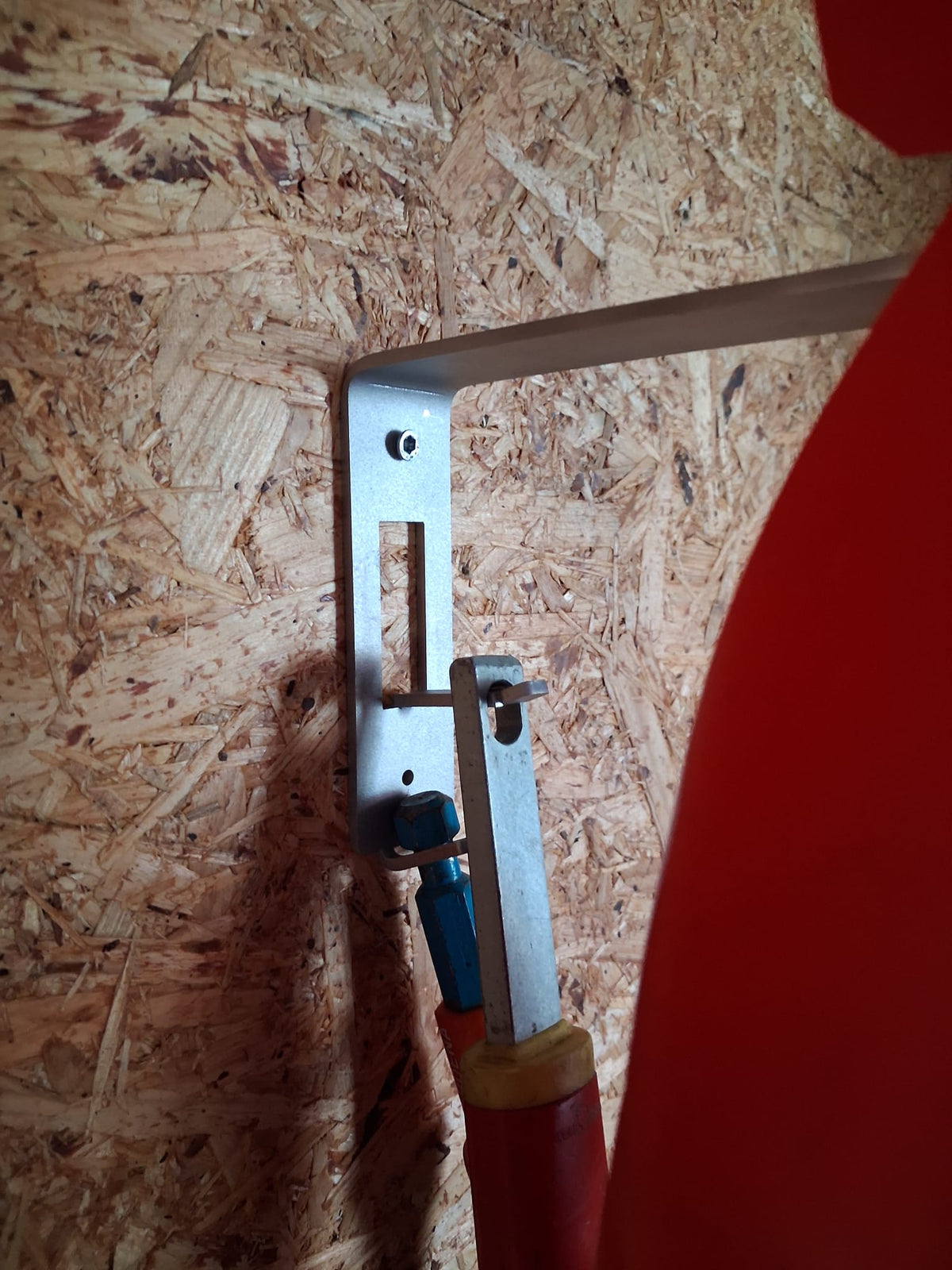Universal-Gartengerätehalter aus Edelstahl – Wandhalter für Gartengeräte & Akku-Werkzeug