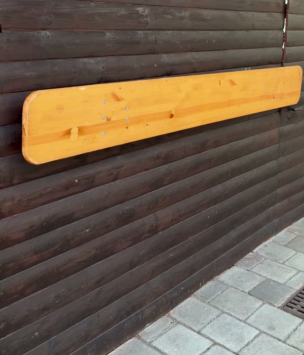 Garnitur hängt an der Wand, Boden frei
