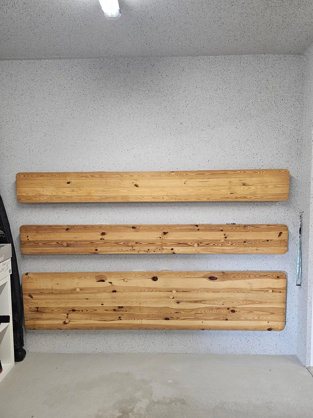 Kundenfoto: komplett montierte Stahlbühne Platzsparer Bierzeltgarnitur-Wandhalterung an der Wand