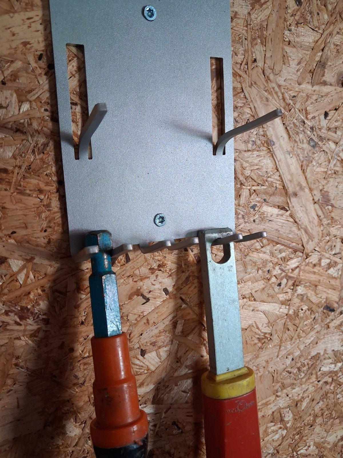 Universal-Gartengerätehalter aus Edelstahl – Wandhalter für Gartengeräte & Akku-Werkzeug
