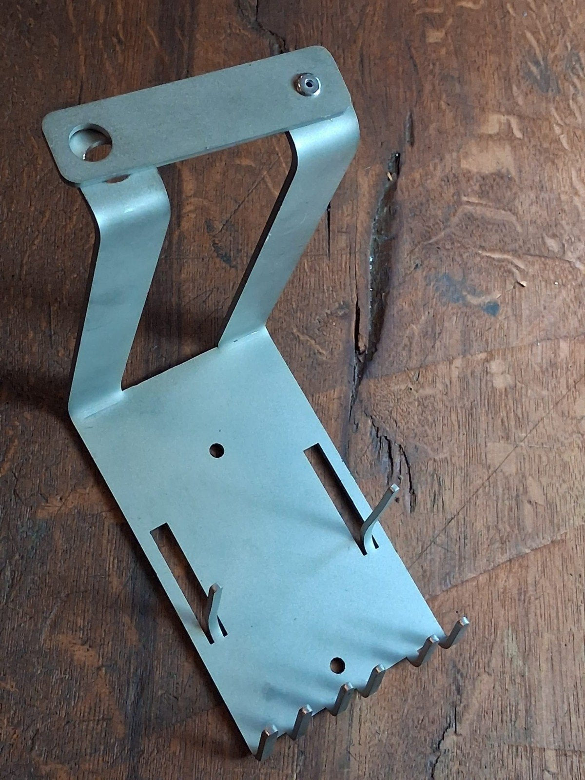 Universal-Gartengerätehalter aus Edelstahl – Wandhalter für Gartengeräte & Akku-Werkzeug