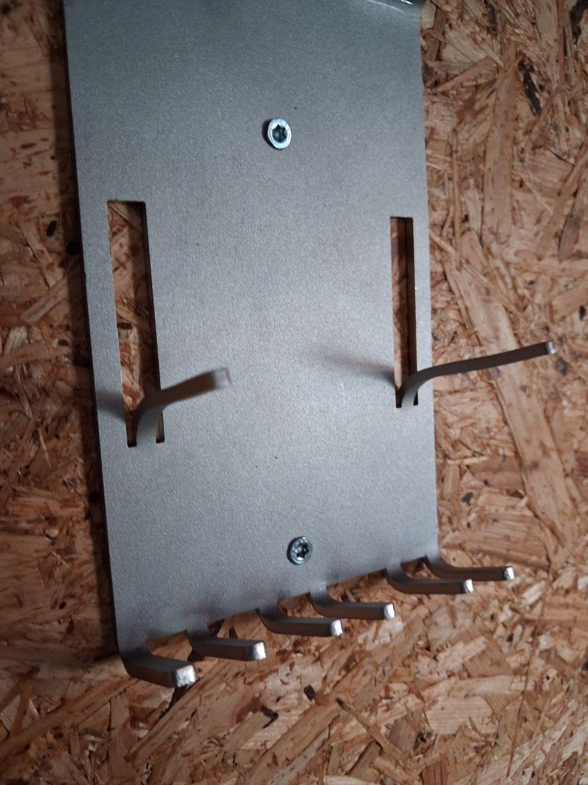 Universal-Gartengerätehalter aus Edelstahl – Wandhalter für Gartengeräte & Akku-Werkzeug