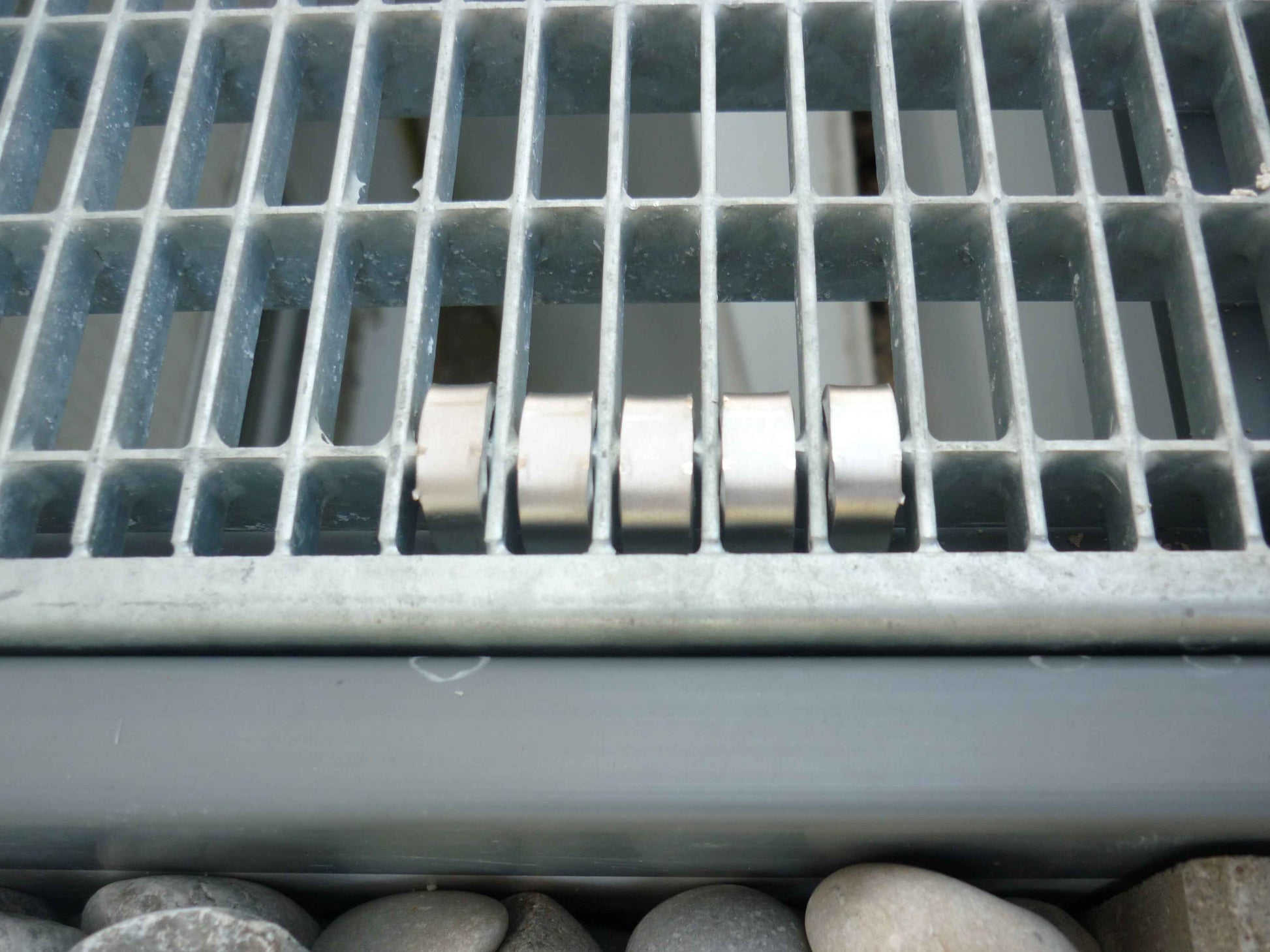 Stahlbühne Schachtwächter: Die Edelstahl-Lichtschachtsicherung mit der Mehrfachkralle (Set)