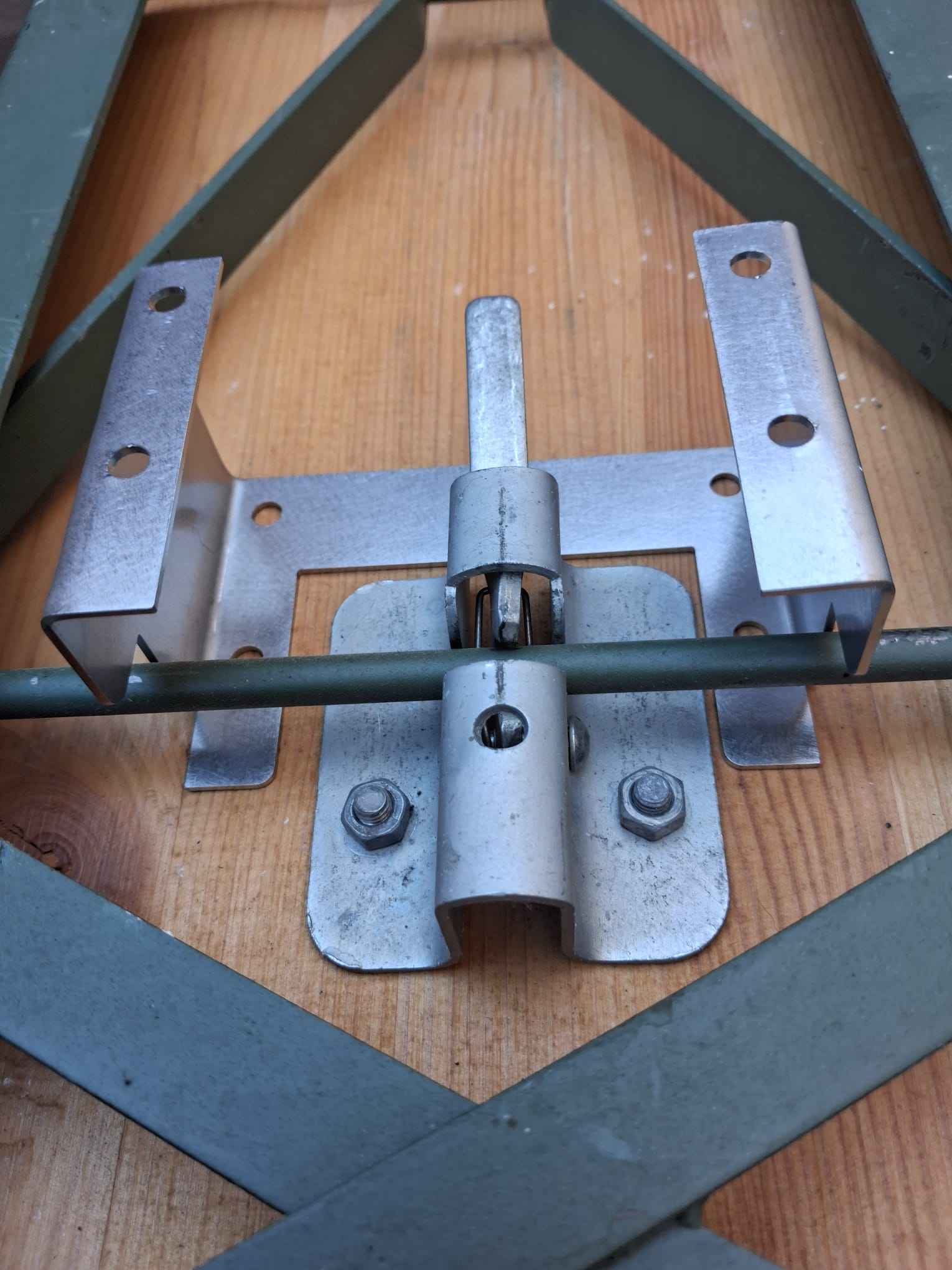Stahlbühne Platzsparer -  Edelstahl Wandhalterung  für Bierzeltgarnitur - senkrechte Anbringung! (Set)