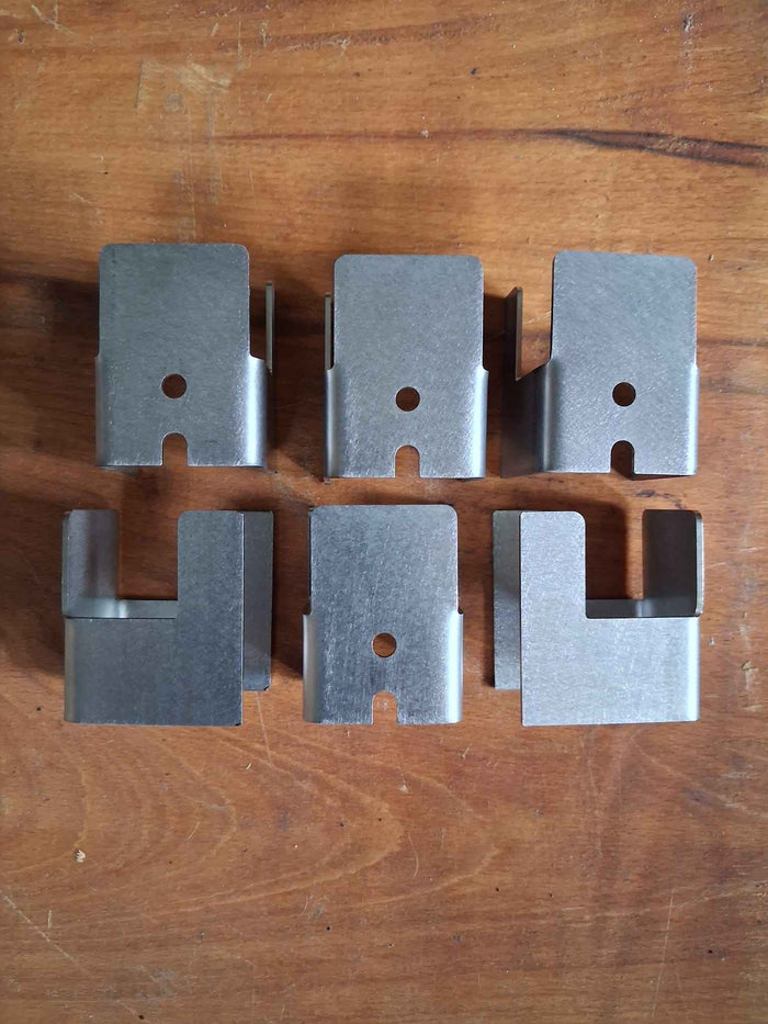 Stahlbühne Platzsparer mit ROHR – 6er Set Edelstahl Wandhalterung für Bierzeltgarnitur mit Rohrgestell 24 mm (für 1 Tisch + 2 Bänke)