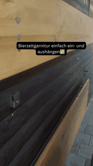 Bierzeltgarnitur wird in die Stahlbühne Wandhalterung eingehängt und wieder ausgehängt