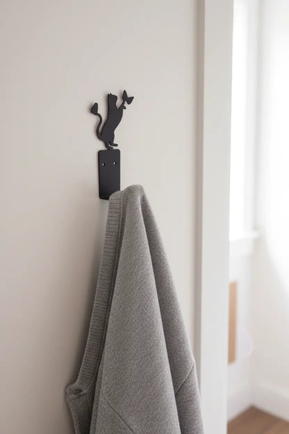 Wandhaken Detailaufnahme mit Jacke im Eingangsbereich